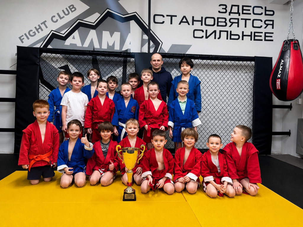 sambo-dlya-detey-parnas-komanda-almaz-kubok.jpg