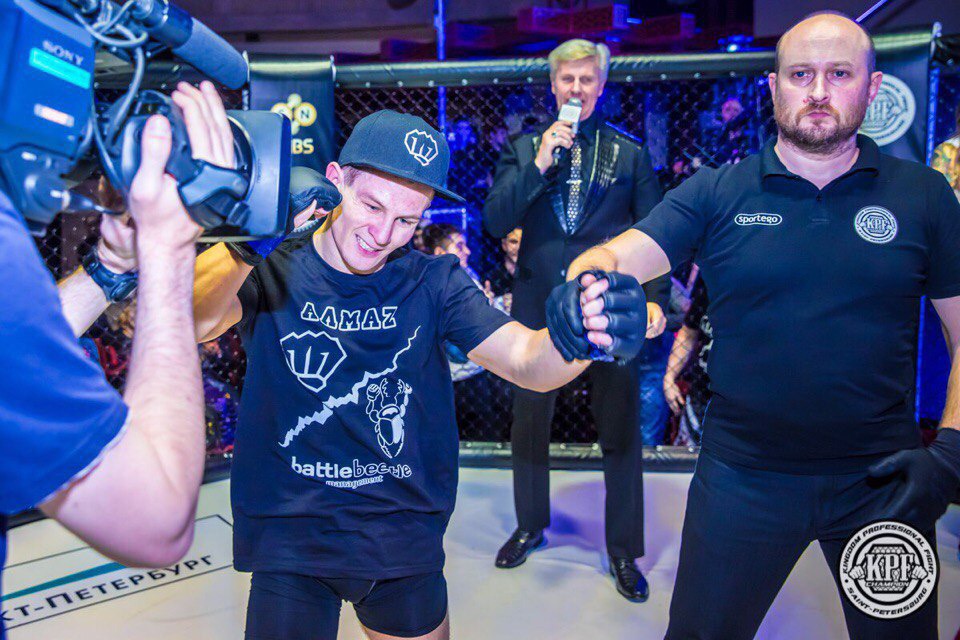 Спортсмен ALMAZ FIGHT TEAM на соревнованиях по смешанным единоборствам